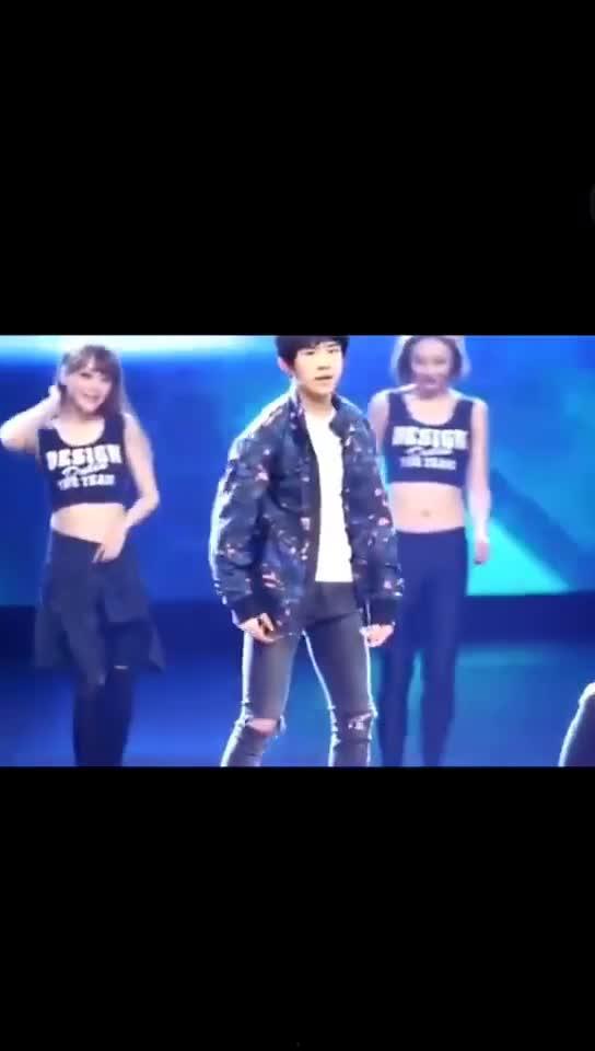 易烊千玺拉丁舞视频,翩翩起舞，青春活力四溢